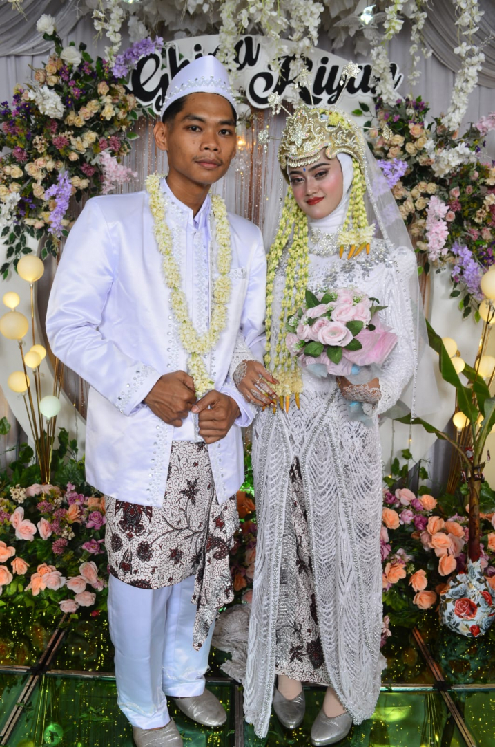 https://undangan-online-bjm.webnikah.com/dirmember/00000027/munirpercetakan/photo-268937-324247-l-202506120417.jpg